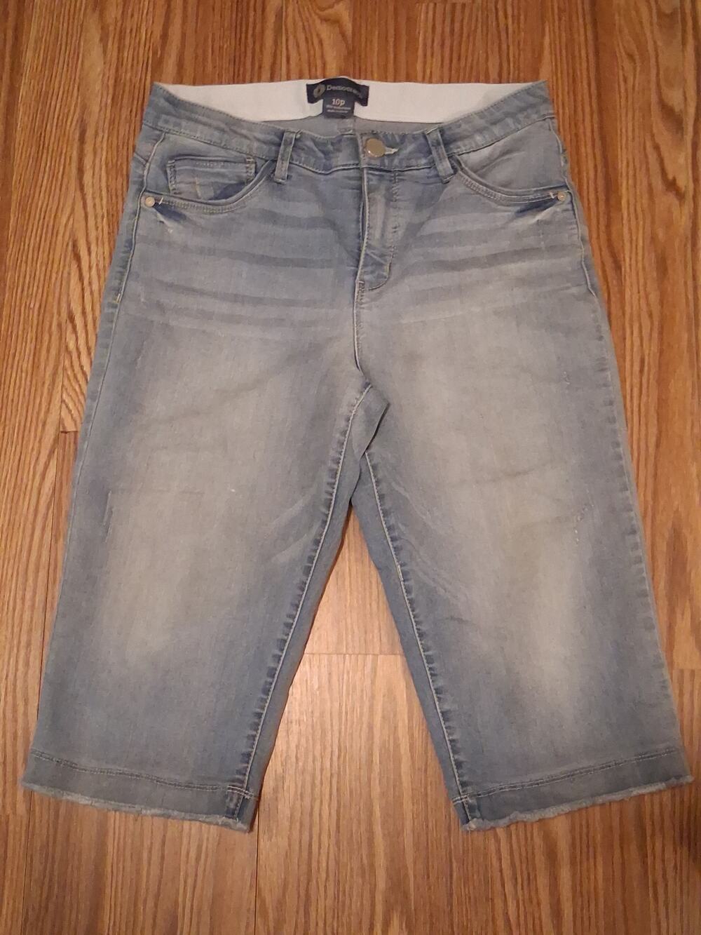 Democracy AbSolution Skimmer Capri Jeans Frayed Hem Lt wash 10 Petite